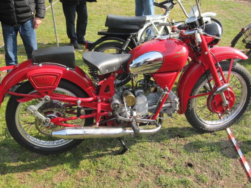 Una Moto Guzzi Falcone Turismo